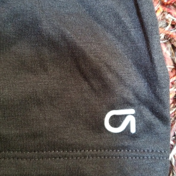 🍭HostPick! GapFit BLACK workout top - Picture 4 of 5